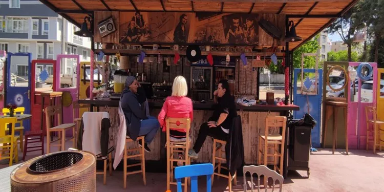 Bursa’da bu kafe yüzde 80 geri dönüştürülerek yapıldı