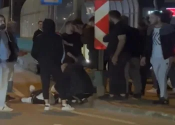 Makas atan araç otomobilden inen bir kişiye çarptı