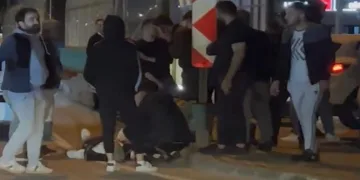 Makas atan araç otomobilden inen bir kişiye çarptı