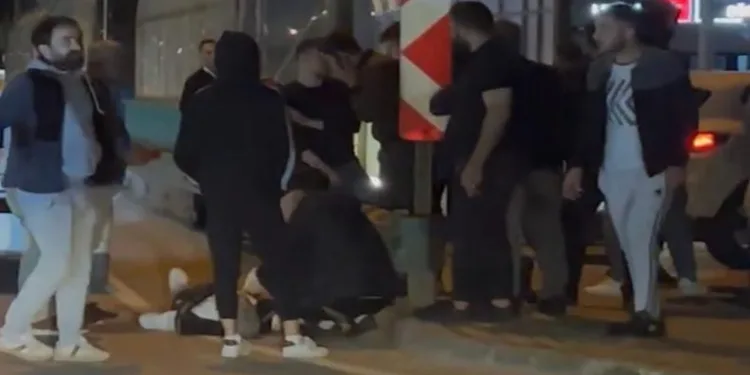 Makas atan araç otomobilden inen bir kişiye çarptı
