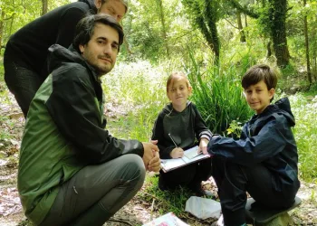Bursa’da öğrencileriyle ormanda ders işliyor