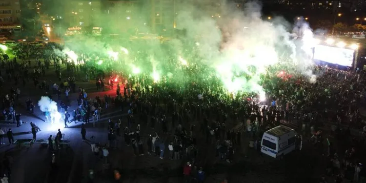 Binlerce kişi Bursa’da sokaklarda maçı izledi