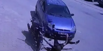 Bursa’da otomobille çarpışan motosikletli yaralandı