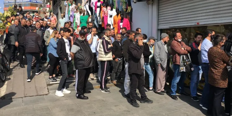 Bayram öncesi ucuz baklava kuyruğu