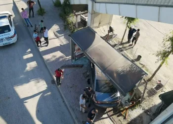 Bursa’da otomobil durağa daldı