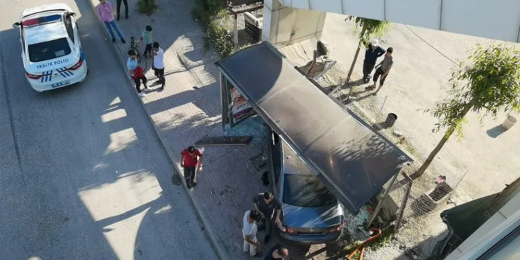 Bursa’da otomobil durağa daldı