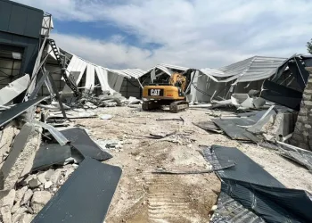 Bursa’da belediye kaçak fabrikayı yerle bir etti
