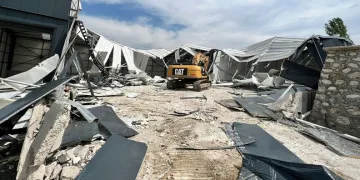 Bursa’da belediye kaçak fabrikayı yerle bir etti