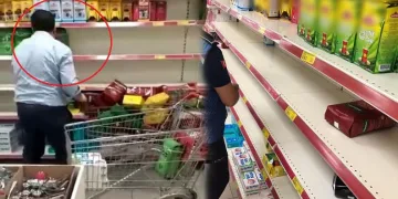 Çaya yapılan zam sonrası bir market raftaki çayları topladı