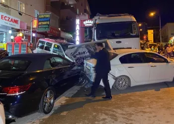 Bursa’da un yüklü kamyon 9 araca birden çarptı