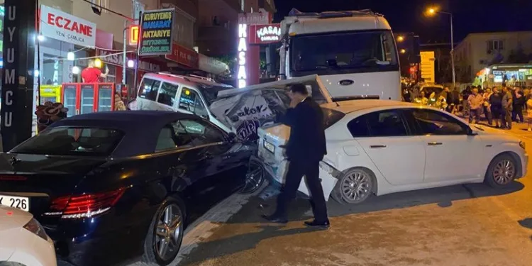 Bursa’da un yüklü kamyon 9 araca birden çarptı