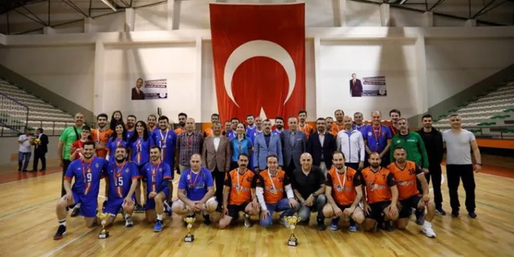 İnegöl’de kurumlar arası voleybol turnuvası sona erdi
