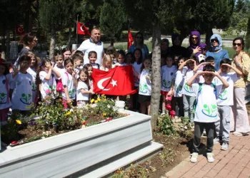 Bursa’da öğrencilerden şehitliğe ziyaret