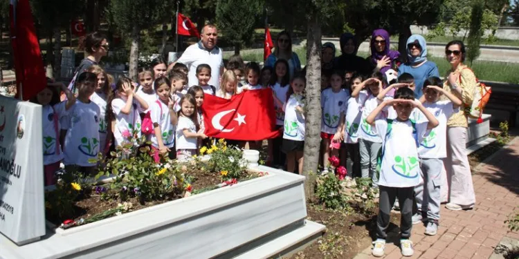 Bursa’da öğrencilerden şehitliğe ziyaret