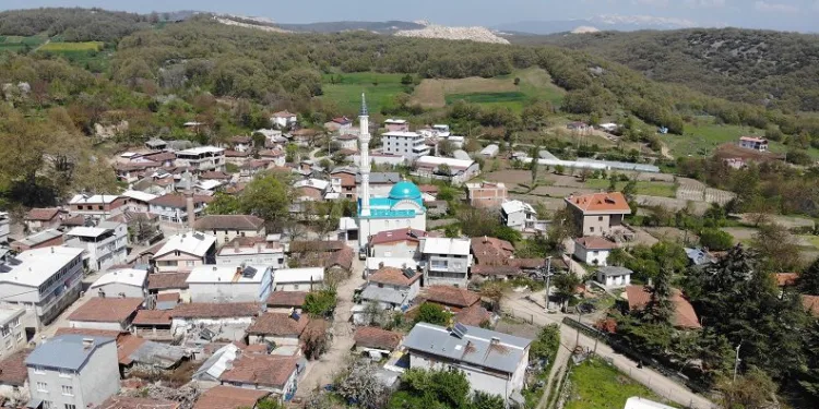 Bursa’da bu köyün içinden şelale akıyor