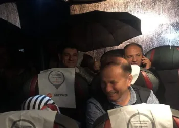 Bursa seferini yapan otobüste şemsiyeli yolculuk