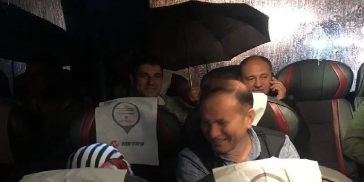 Bursa seferini yapan otobüste şemsiyeli yolculuk