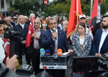 CHP Bursa’dan Atatürk Anıtı önünde açıklama