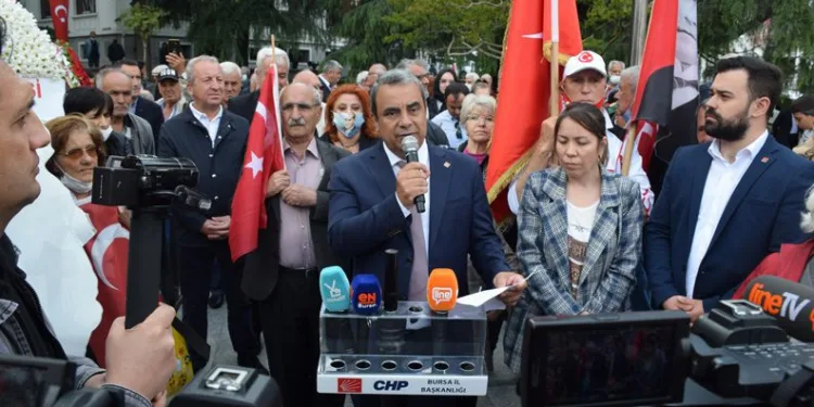CHP Bursa’dan Atatürk Anıtı önünde açıklama