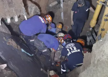 Bursa’da göçük altında kalan işçi 8 saatte kurtarıldı