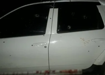 Otomobil yaylım ateşine tutuldu: 2 ölü