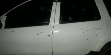Otomobil yaylım ateşine tutuldu: 2 ölü