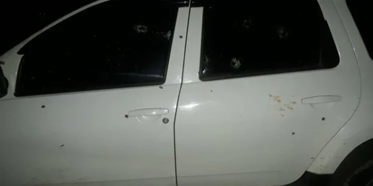 Otomobil yaylım ateşine tutuldu: 2 ölü