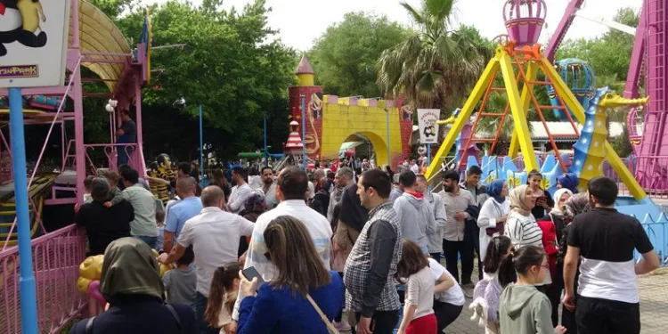 Bursa’da çocuklar bayramda lunaparka koştu
