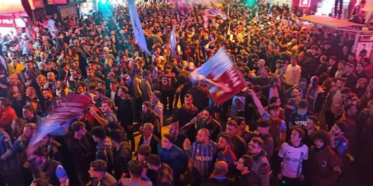 Trabzonspor şampiyonluğu Bursa’da kutlandı