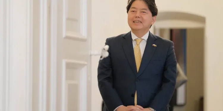 Japonya’dan buzları eritecek adım