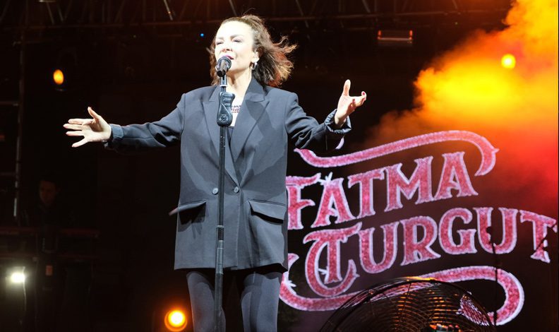 Fatma Turgut Bursa Gençlik Festivali'nde sahne aldı