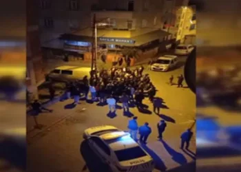 Taciz girişiminde bulunan şahısları mahalleli bıçakladı
