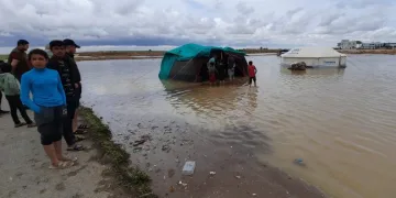 Sınırdaki mültecilerin çadırlarını su bastı