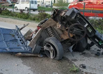 Direğe çarpan otomobil ikiye bölündü