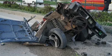 Direğe çarpan otomobil ikiye bölündü