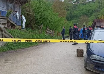 Eşini öldürüp oğlunu yaraladı