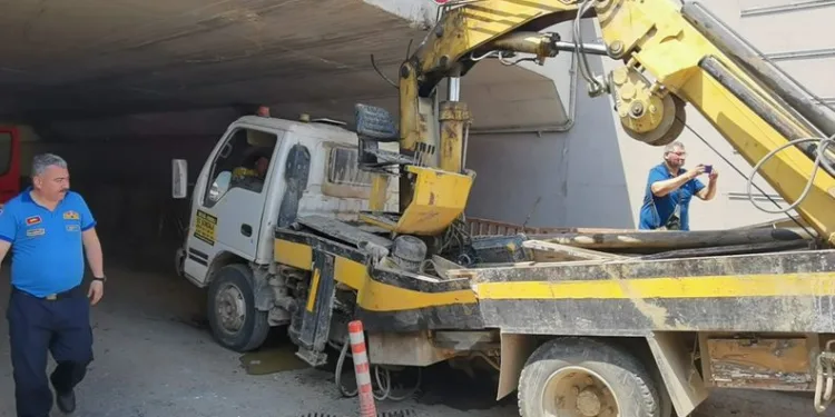 Bursa’da sondaj aracı alt geçide çarptı