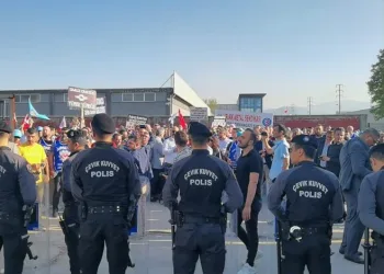 Bursa’da işçi çıkaran fabrika önünde olay