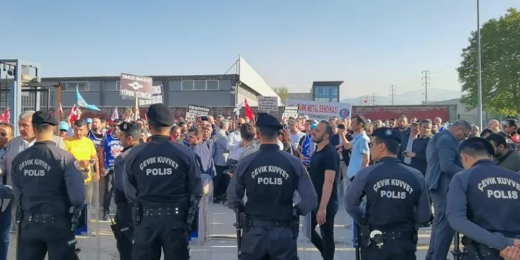Bursa’da işçi çıkaran fabrika önünde olay