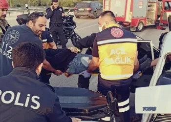 Bursa’da otomobil bariyerlere çarptı! 4 kişi araçta sıkıştı