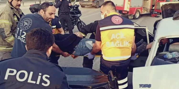 Bursa’da otomobil bariyerlere çarptı! 4 kişi araçta sıkıştı