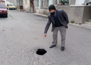 Aynı mahallede 3 noktada yol çöktü