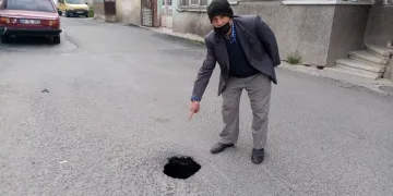 Aynı mahallede 3 noktada yol çöktü