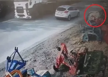 Bursa’da TIR’dan düşen metal sac yola savruldu