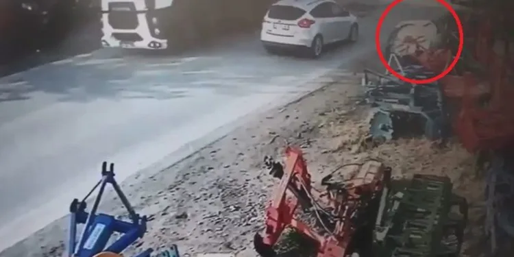 Bursa’da TIR’dan düşen metal sac yola savruldu