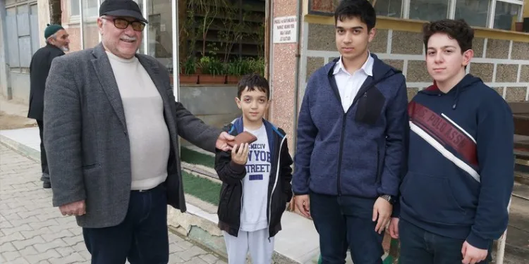 Bursa’da küçük çocuktan örnek davranış