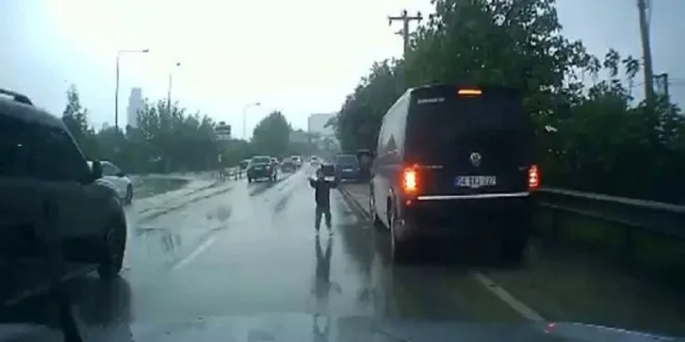 Bursa’da inanılmaz kurtuluş! Kapısı açılan araçtan düştü