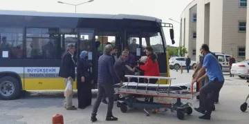 Toplu taşıma şoförü kadın yolcuyu hastaneye yetiştirdi
