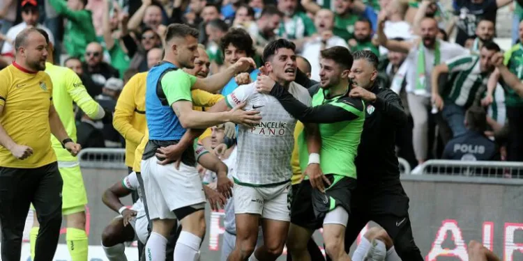 Bursaspor son dakikada güldü: 3-2