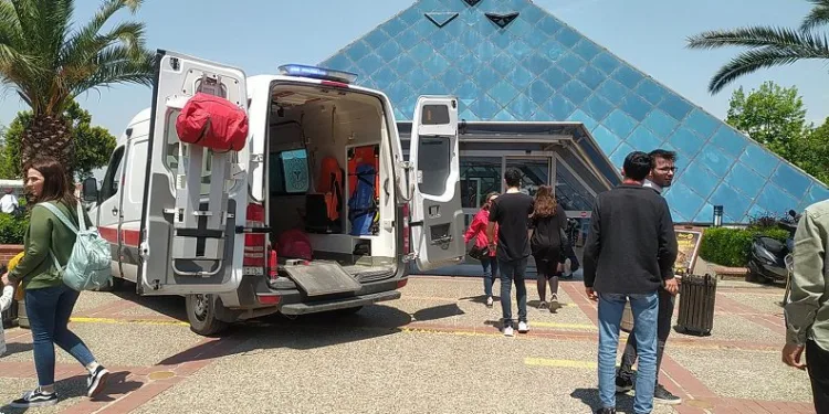Bursa’da Zafer Plaza’da bir mağazanın tavanı çöktü